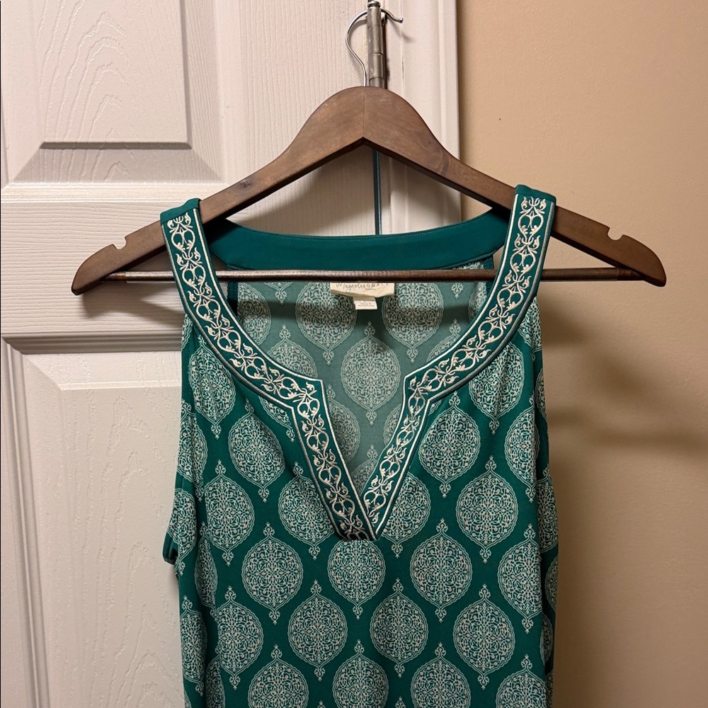 Elegant Green Sleeveless Blouse with Intricate Trim
